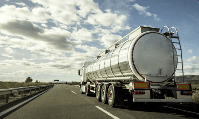 Los Camiones Cisterna: Transporte Seguro y Eficiente de Líquidos