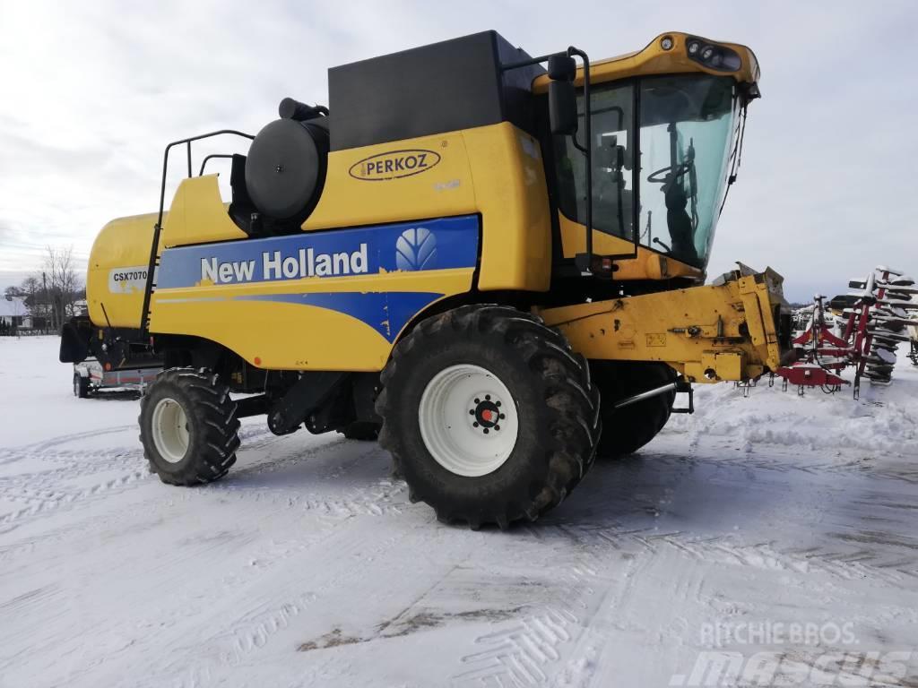 New Holland CSX 7070 Combine harvesters