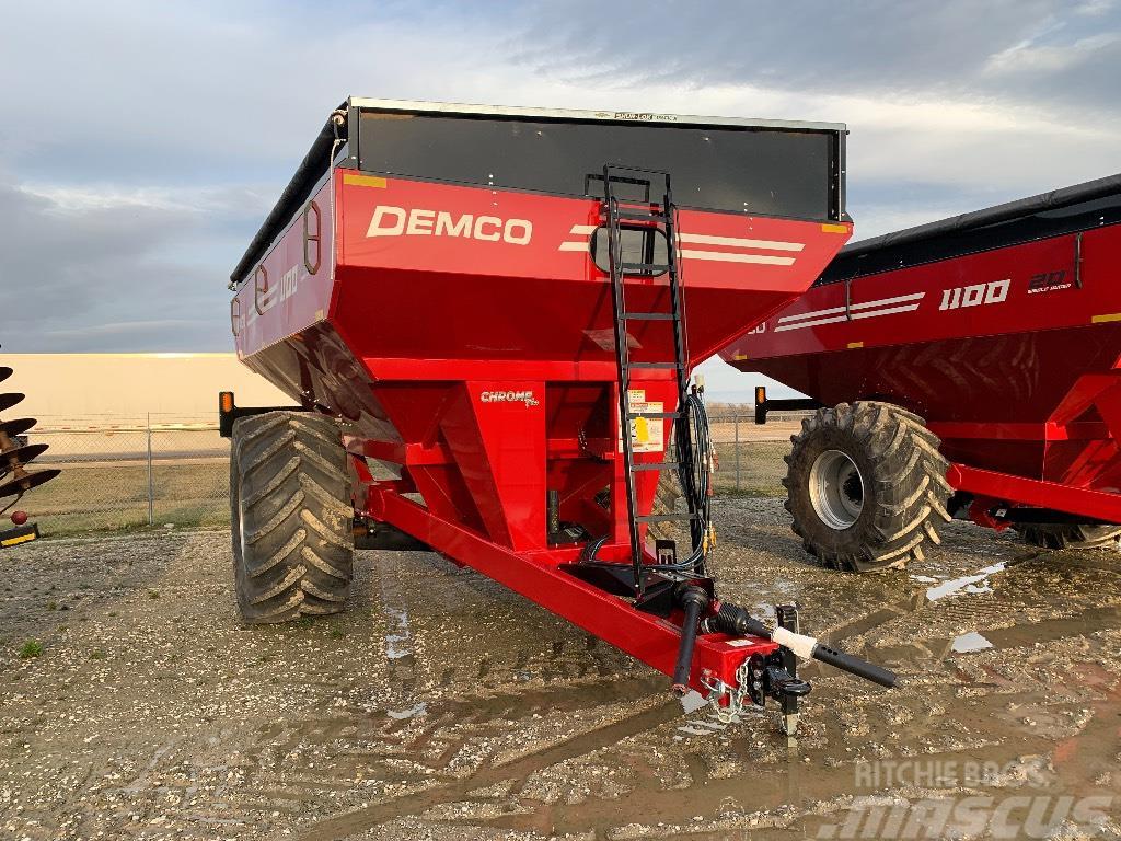 Demco 1100 Grain / Silage Trailers