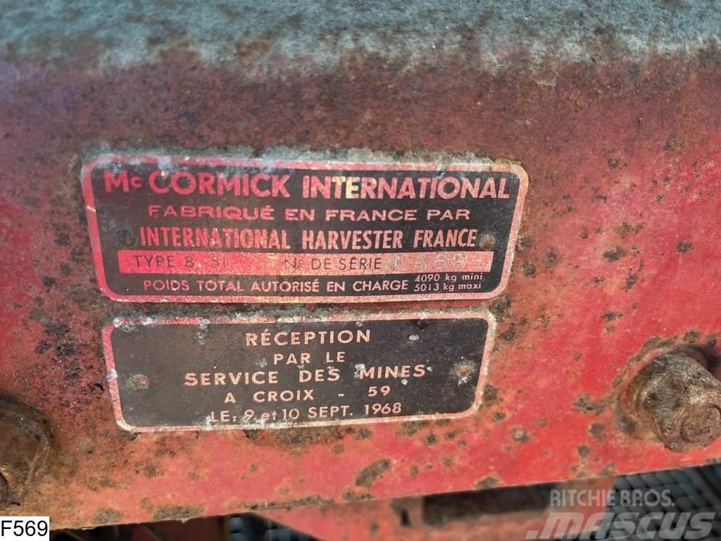 International 851 Mc Cormick International 851 Combine harvesters
