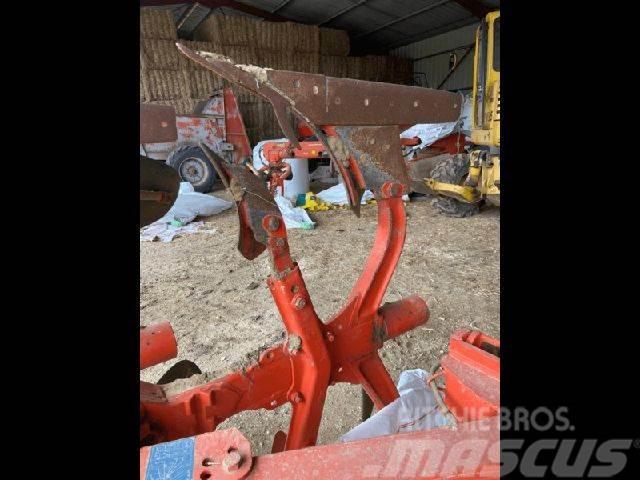 Kuhn MULTIMASTER 121 Conventional ploughs