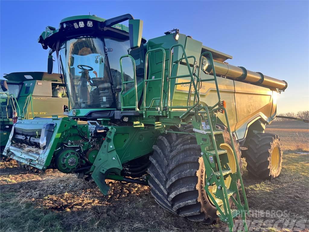 John Deere X9 1000 Combine harvesters