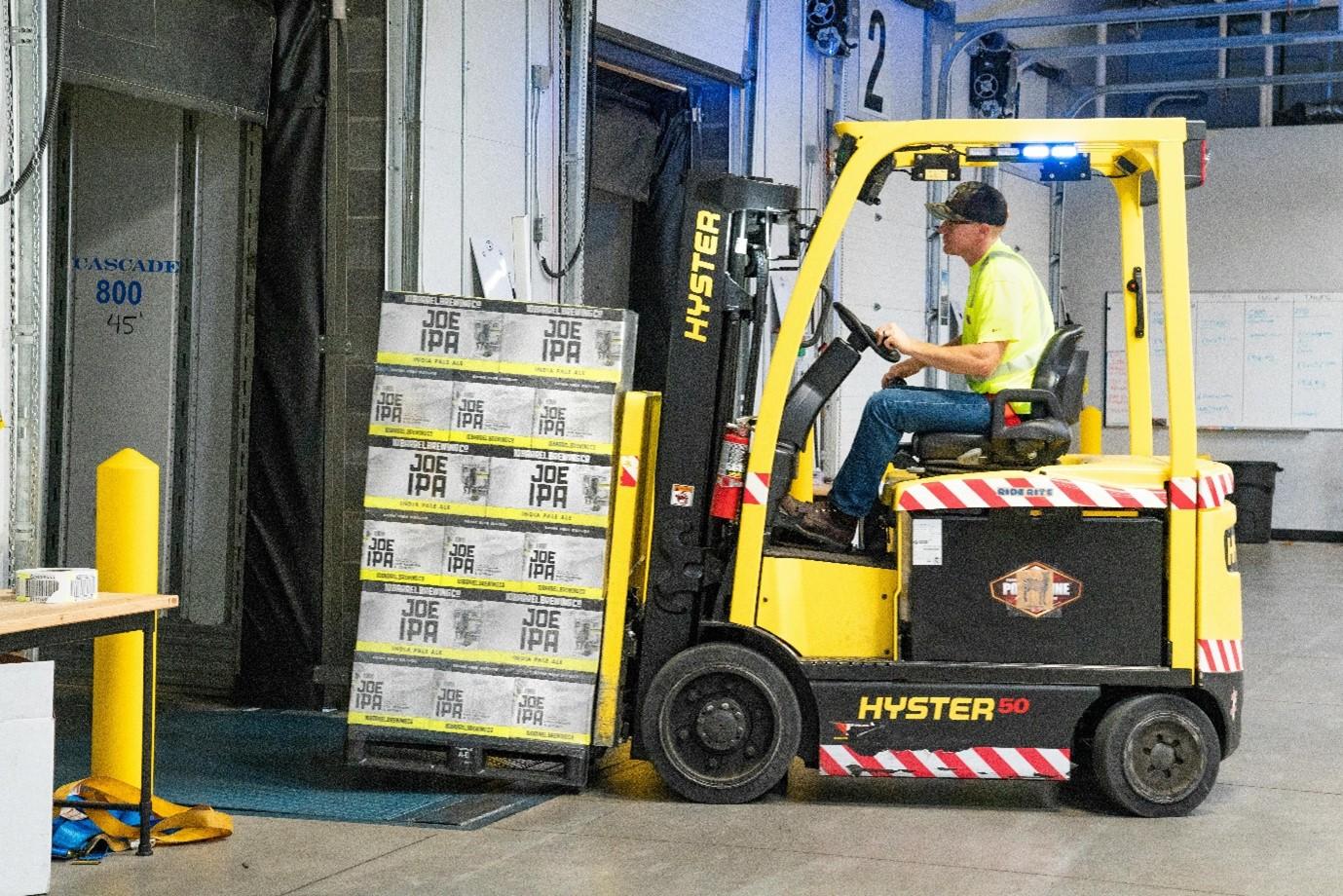 ¿Cuáles son los diferentes tipos de equipos de manipulación de materiales?