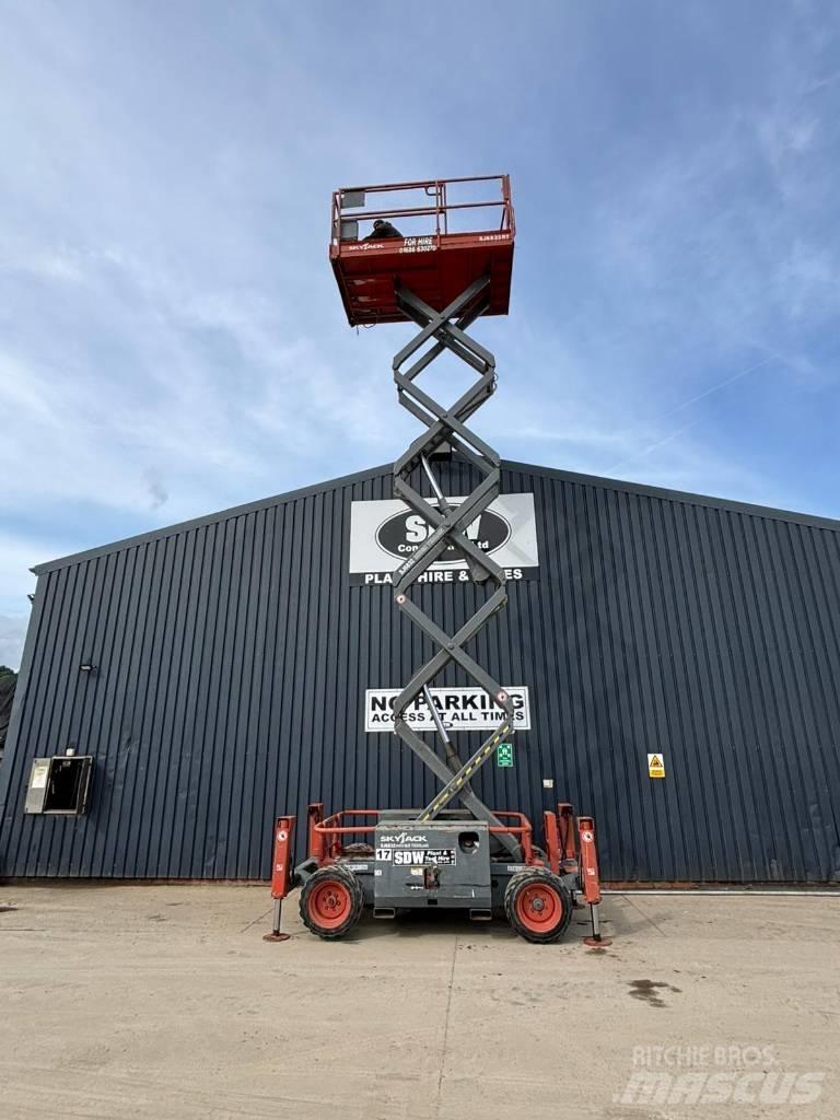 SkyJack SJ 6832 RT Plataformas tijera