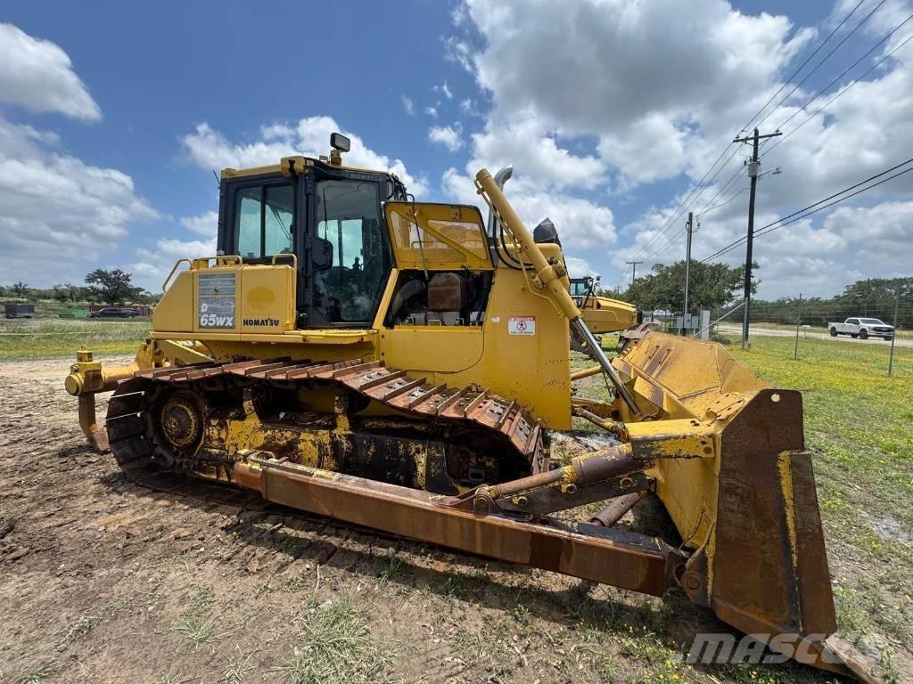 Komatsu D65WX-17 Buldozer sobre oruga