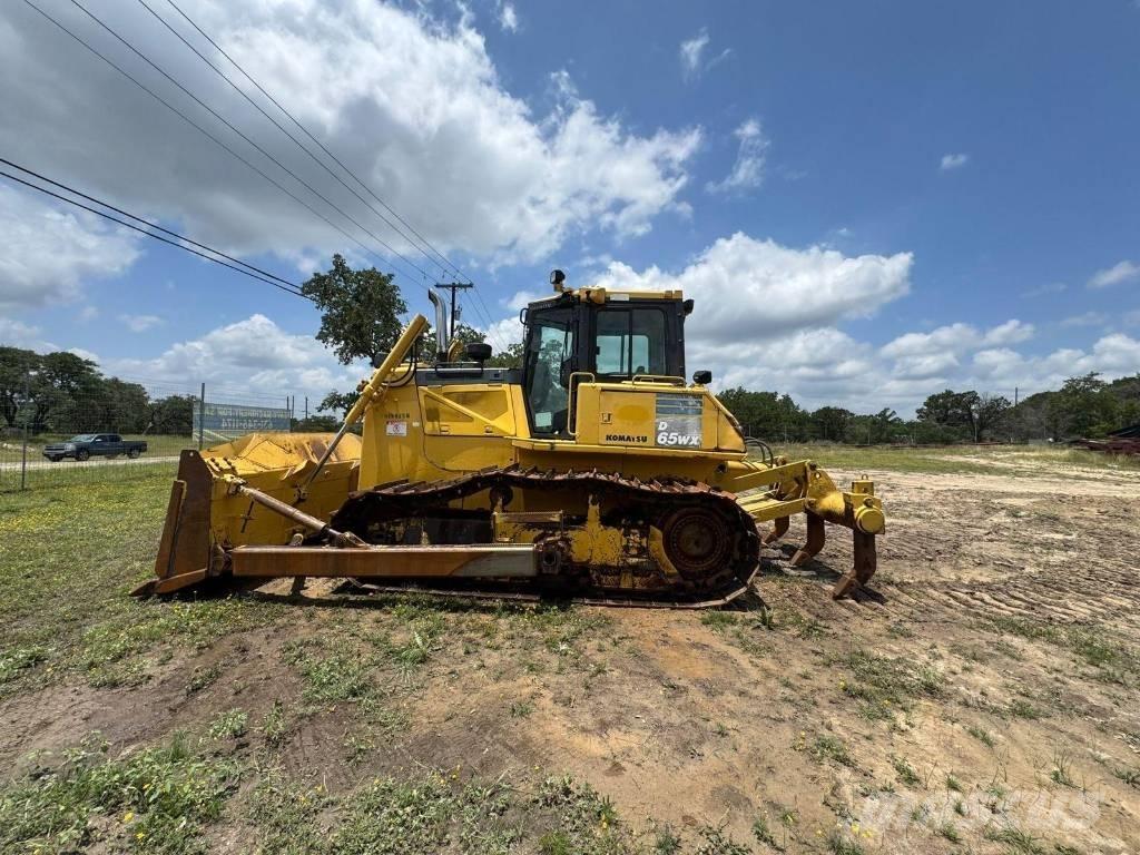 Komatsu D65WX-17 Buldozer sobre oruga