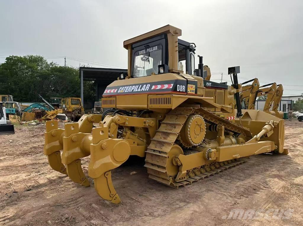 CAT D8R Buldozer sobre oruga