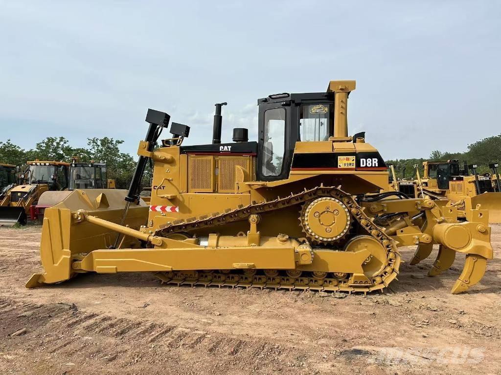 CAT D8R Buldozer sobre oruga