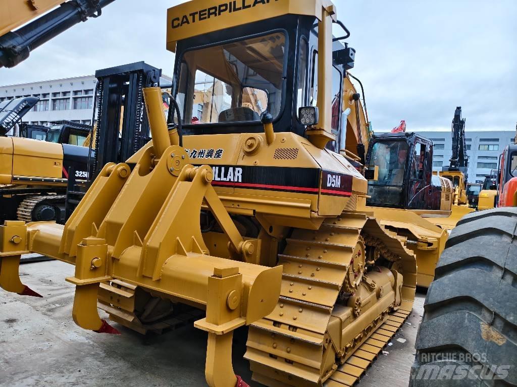 CAT D 5 M Buldozer sobre oruga