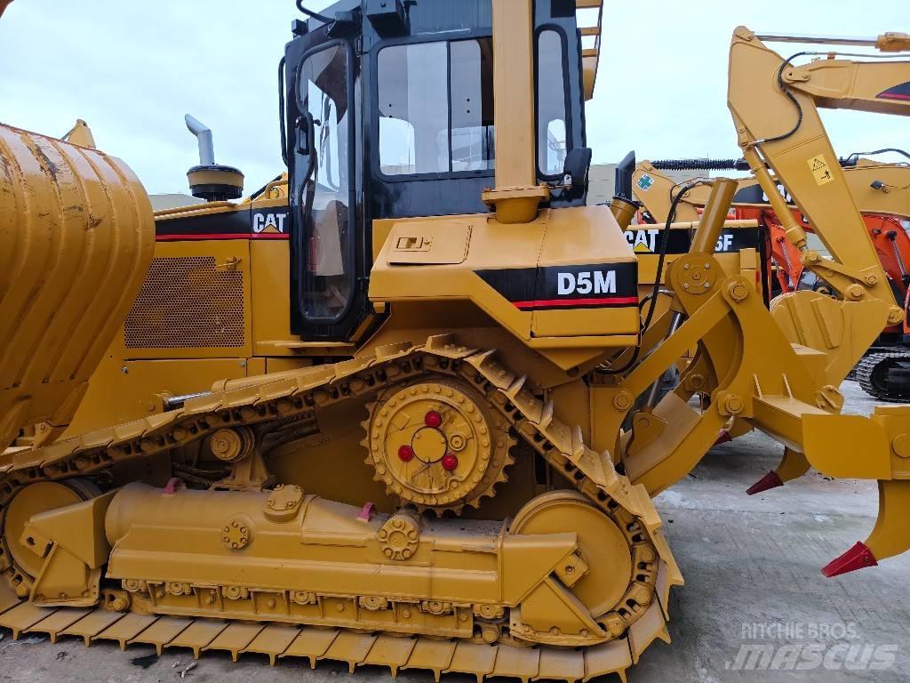 CAT D 5 M Buldozer sobre oruga