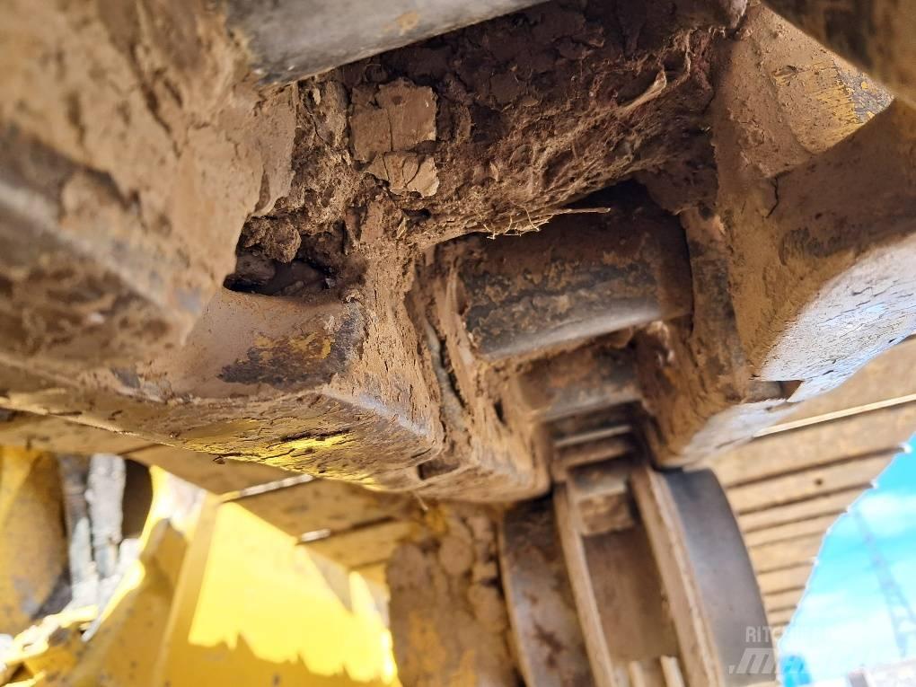 Komatsu D61PXI-24E0 Buldozer sobre oruga