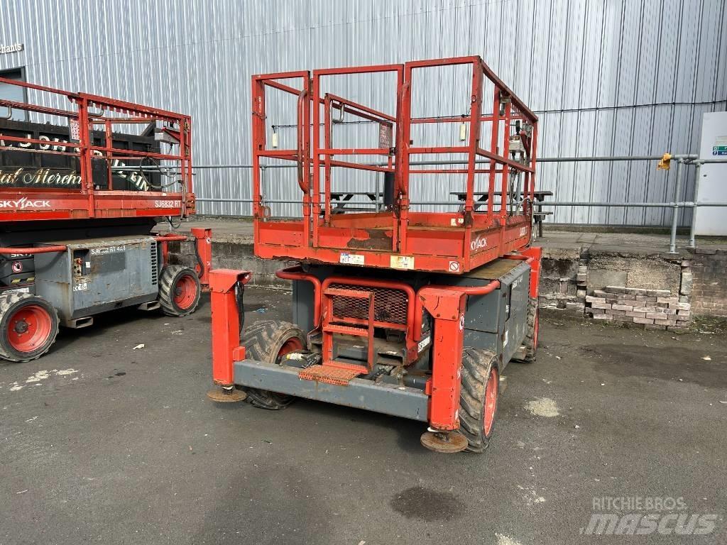 SkyJack SJ 6826 RT Plataformas tijera
