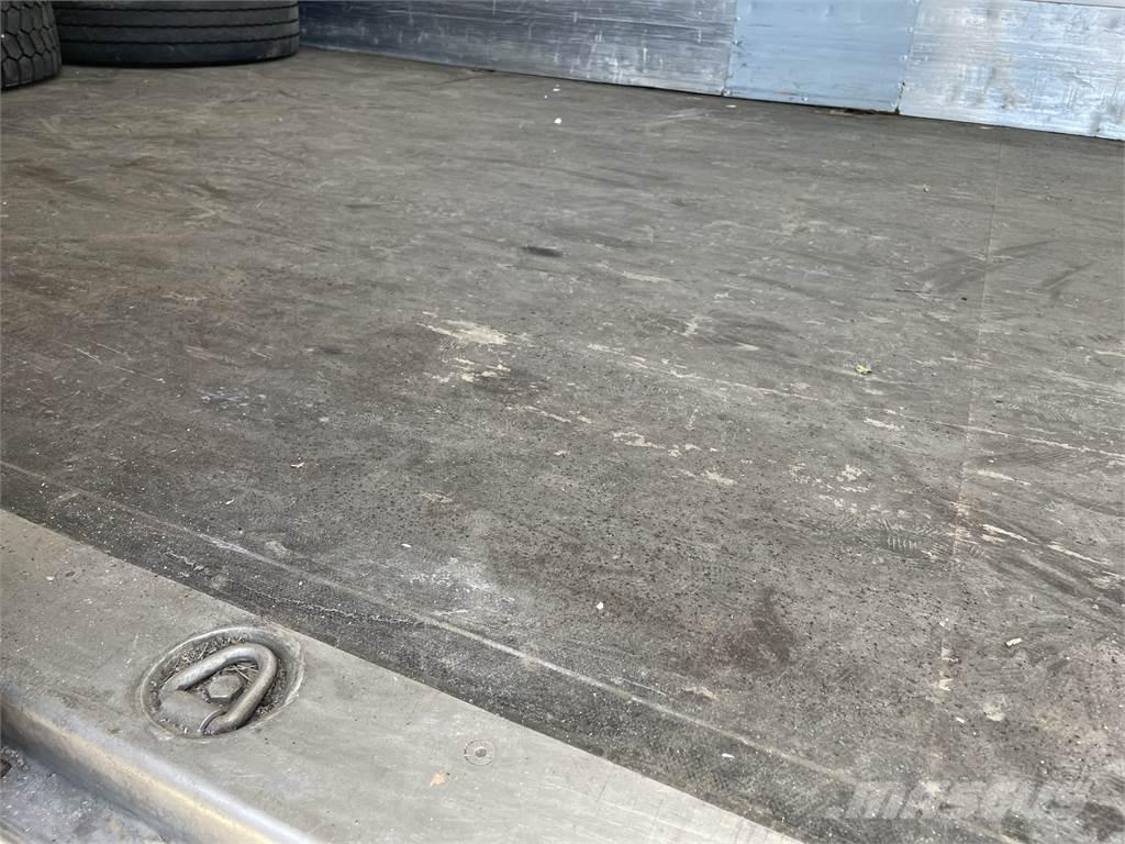 Volvo FL240 4x2 Camiones caja cerrada