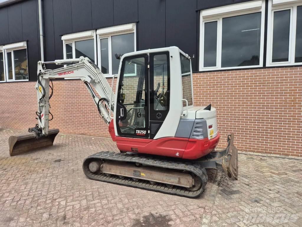 Takeuchi TB250 Mini excavadoras < 7t