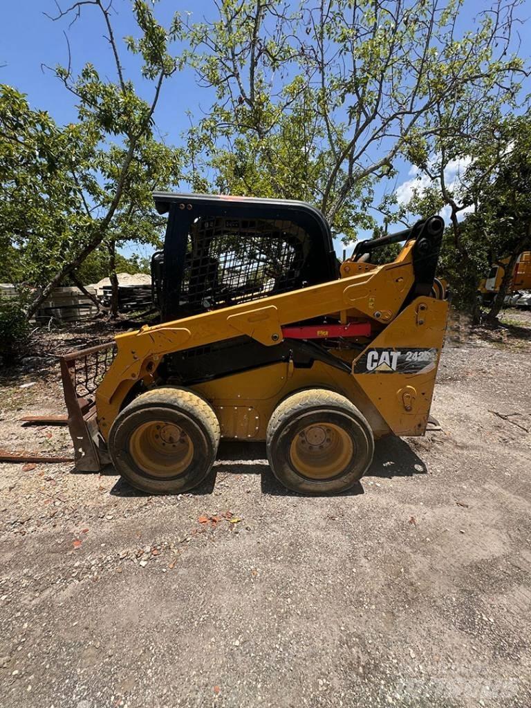 CAT 242 D Minicargadoras