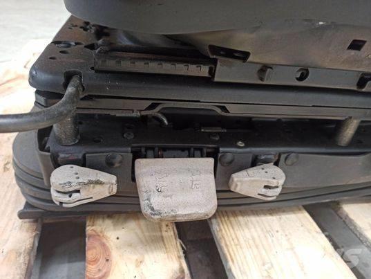 Valtra N 163 chair Cabina