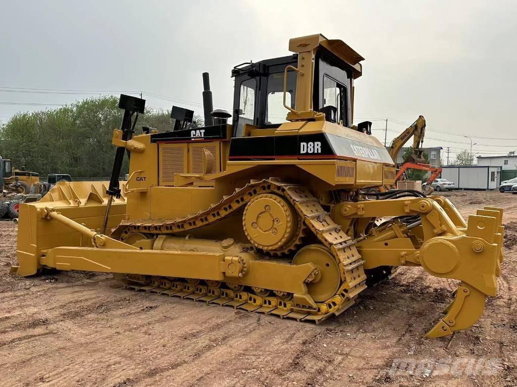 CAT D8R Buldozer sobre oruga