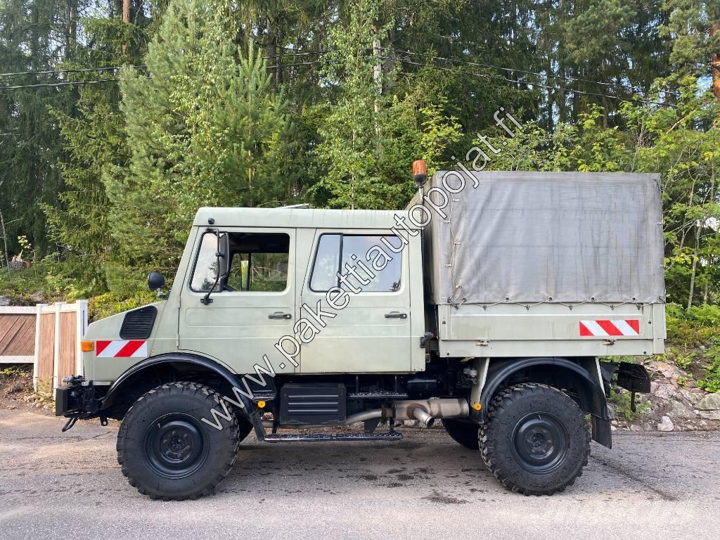 Unimog U 1250L DoKa Camión con caja abierta