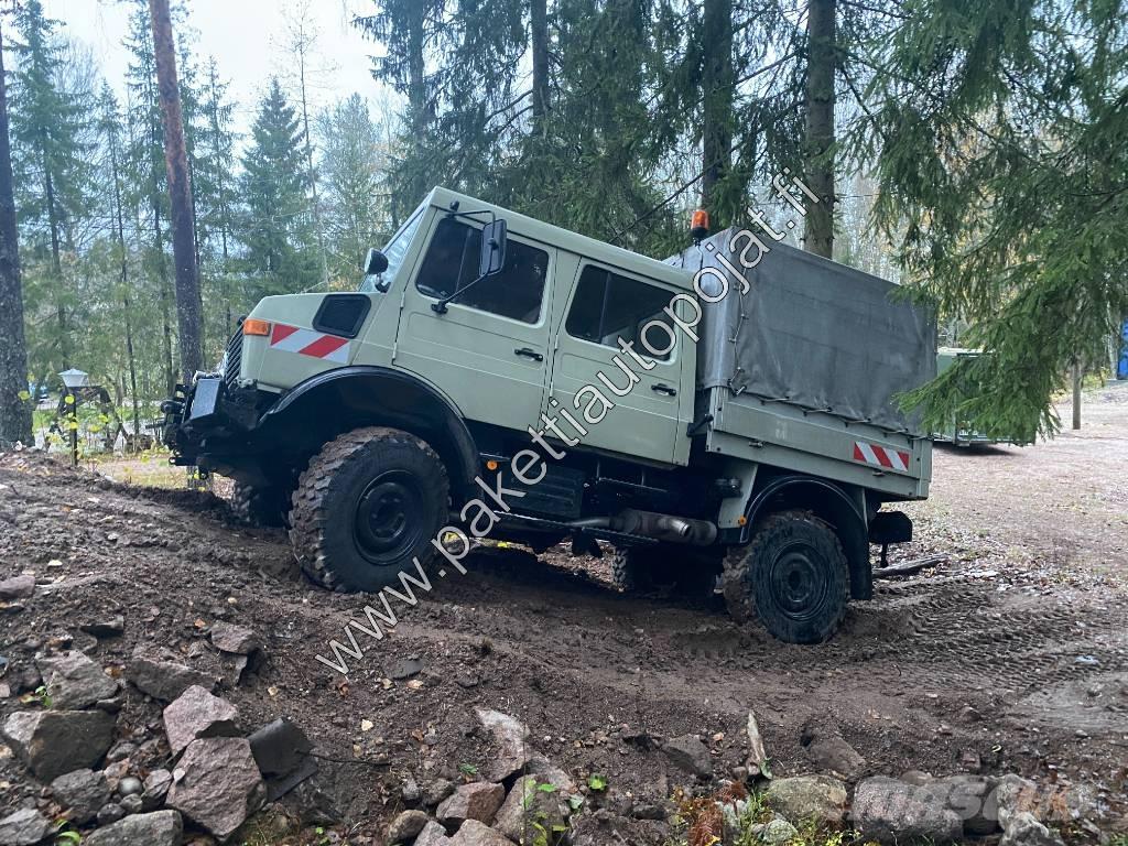 Unimog U 1250L DoKa Camión con caja abierta
