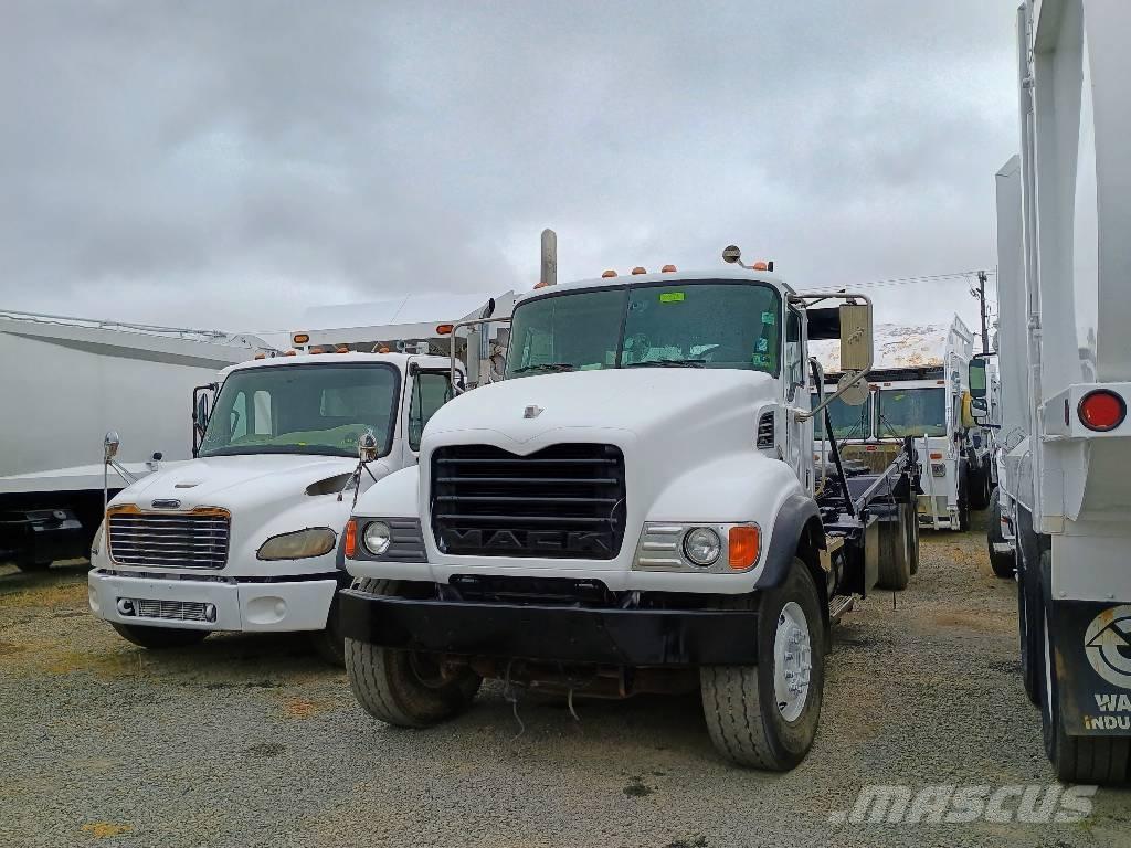 Mack CV 713 Camiones con gancho