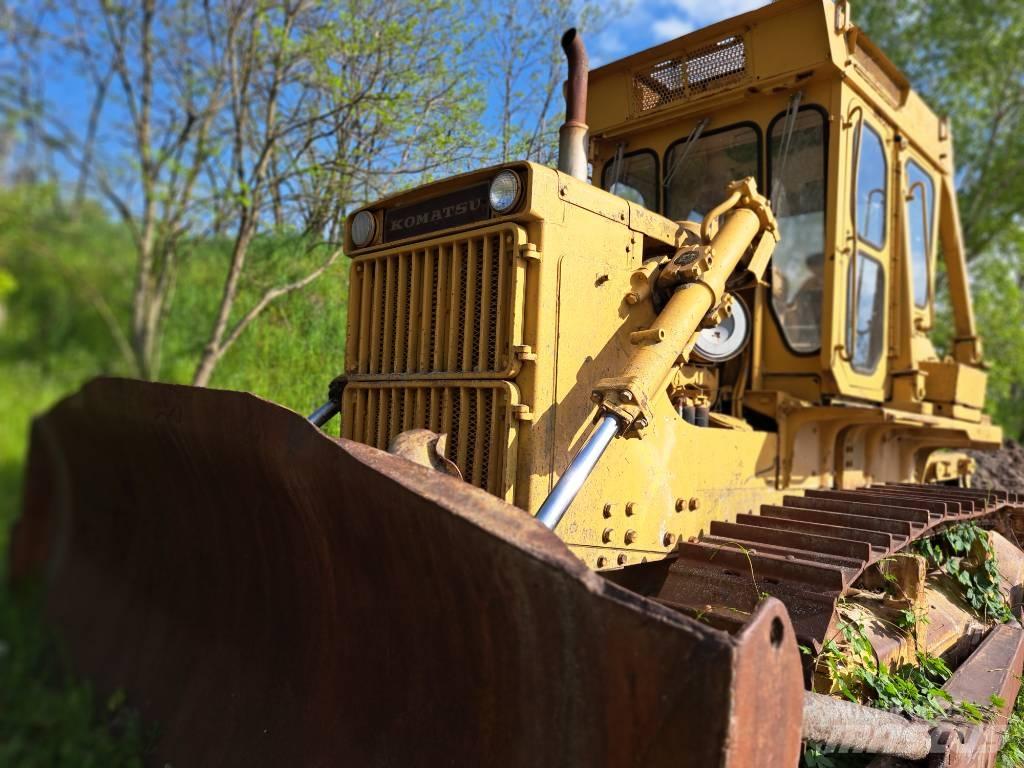 Komatsu D85A Buldozer sobre oruga