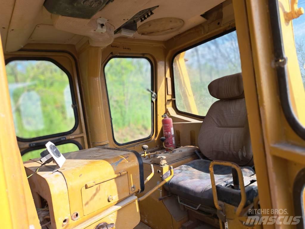 Komatsu D85A Buldozer sobre oruga
