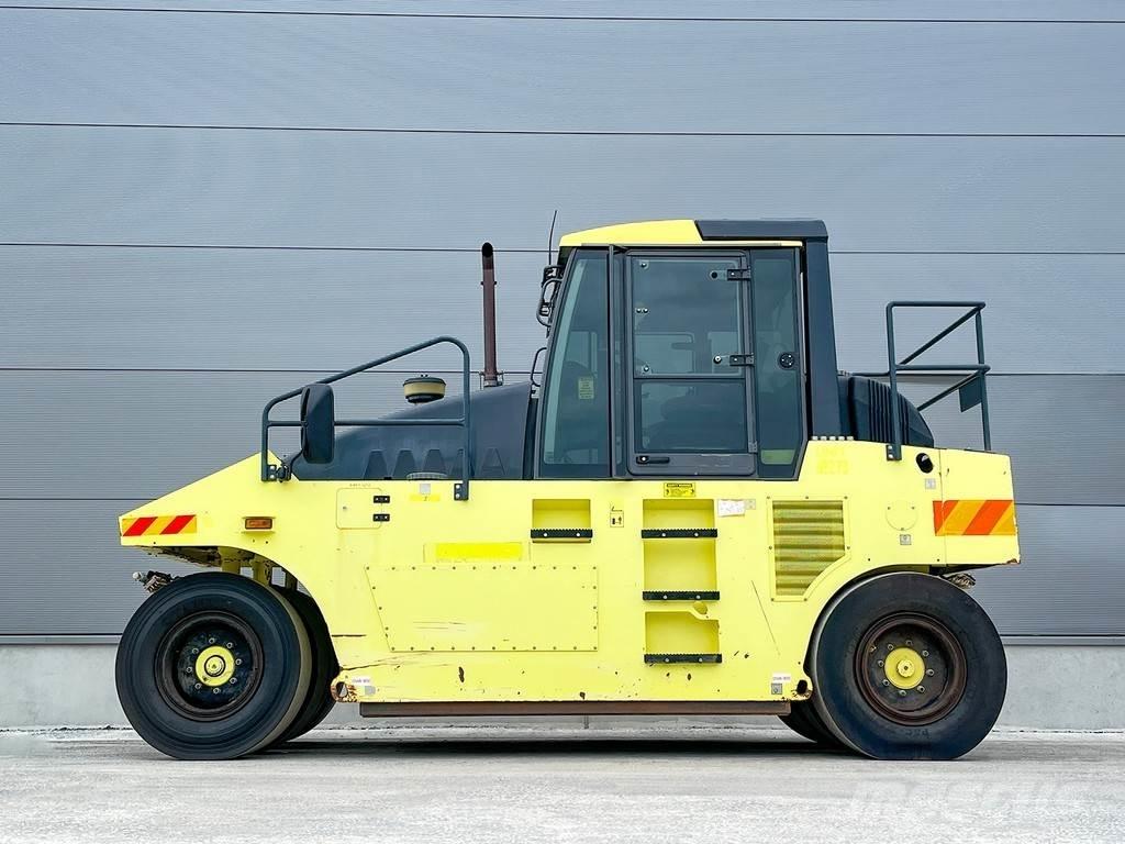 Ammann AP 240 Rodillos sobre neumáticos