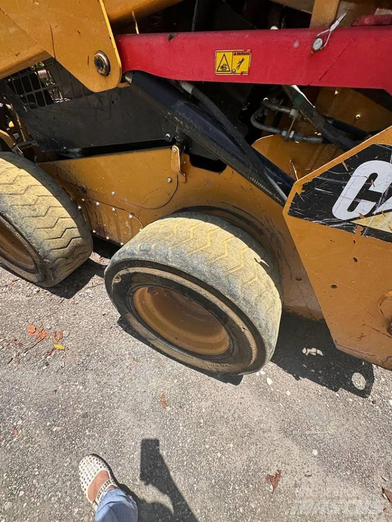 CAT 242 D Minicargadoras