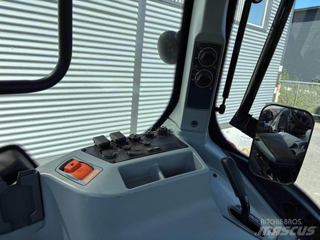 Valtra T 215 Versu Tractores