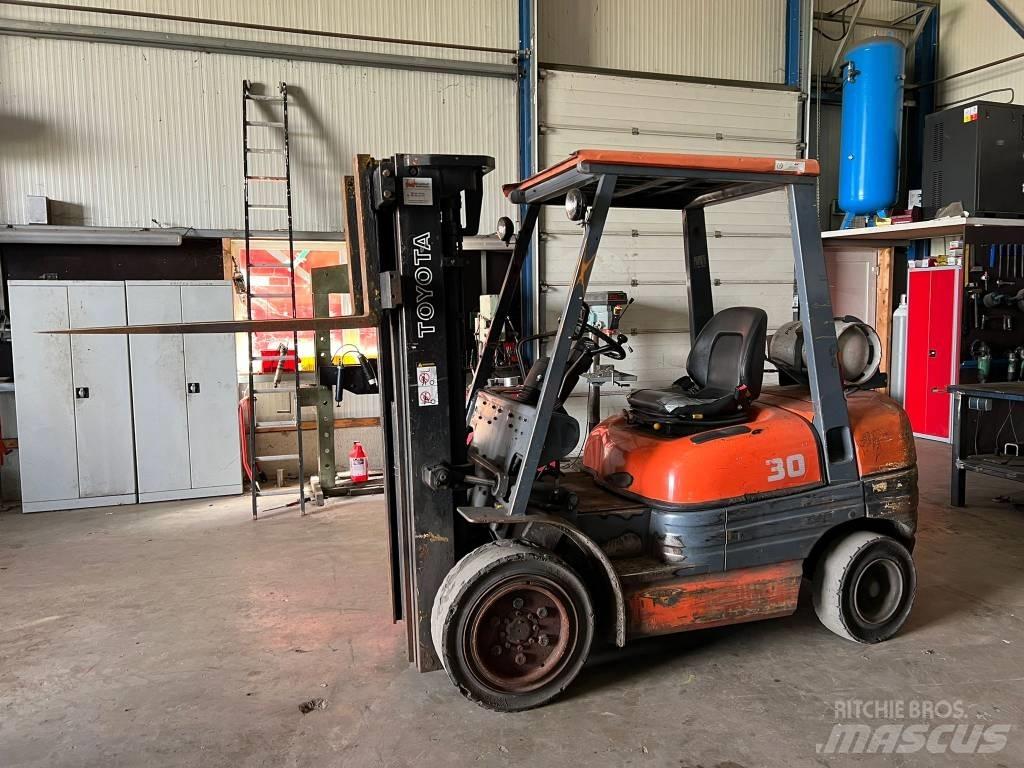 Toyota 02-6 FG F 30 Carretillas LPG