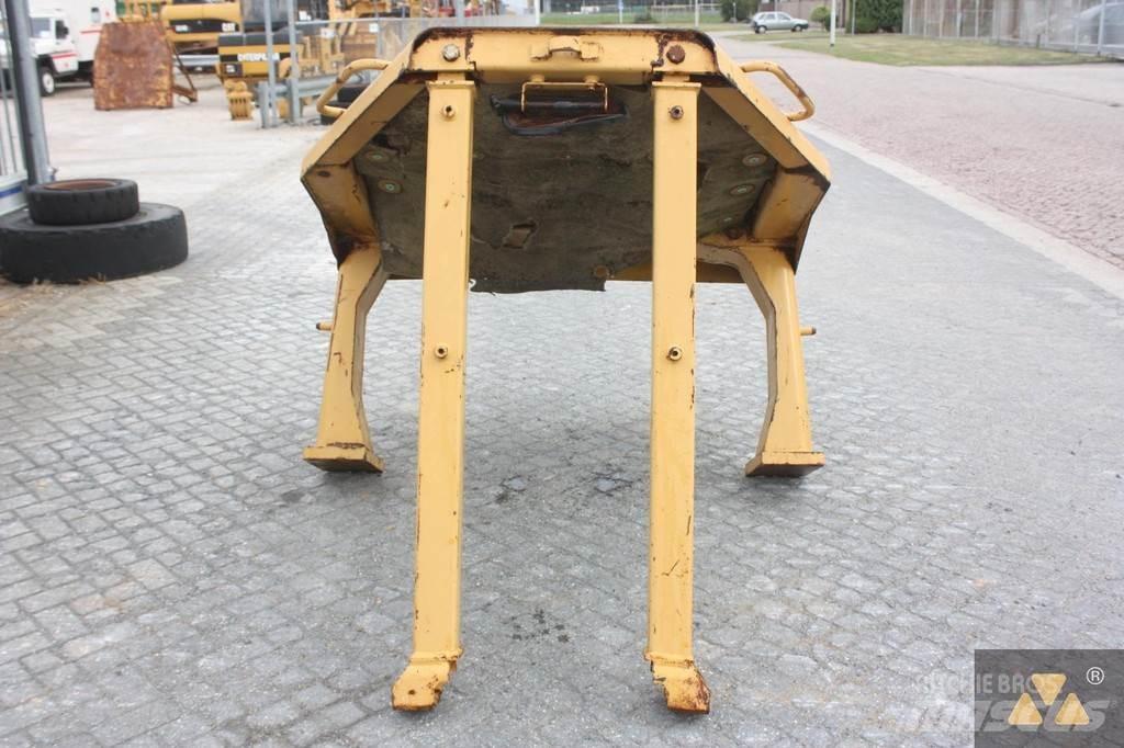 CAT D8N O-rops cab Cabinas e interior