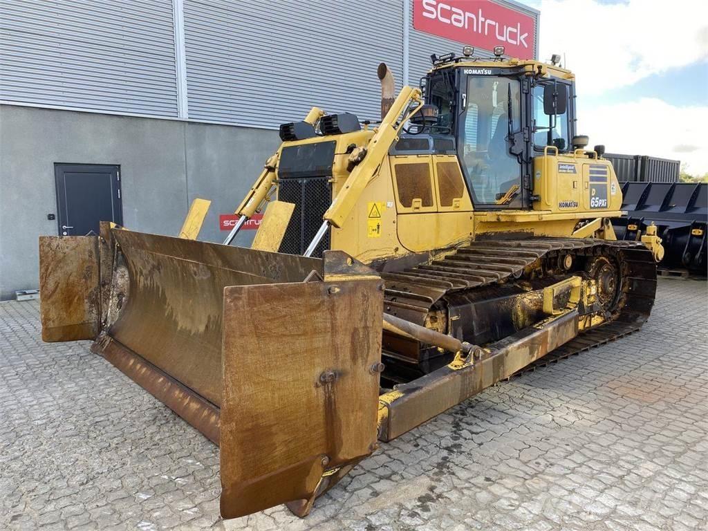 Komatsu D65PXI-18 Buldozer sobre oruga