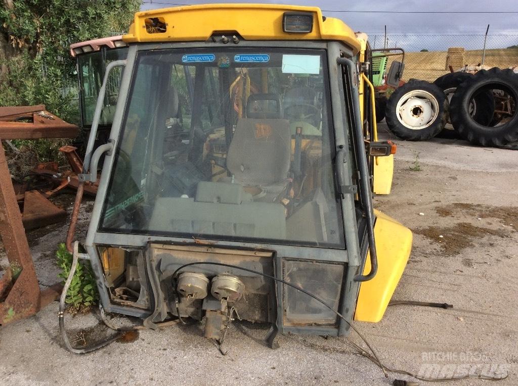 Komatsu WB 97 R Cabinas e interior