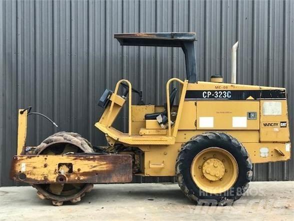 CAT CP-323C Rodillos de un solo tambor