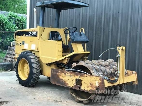 CAT CP-323C Rodillos de un solo tambor