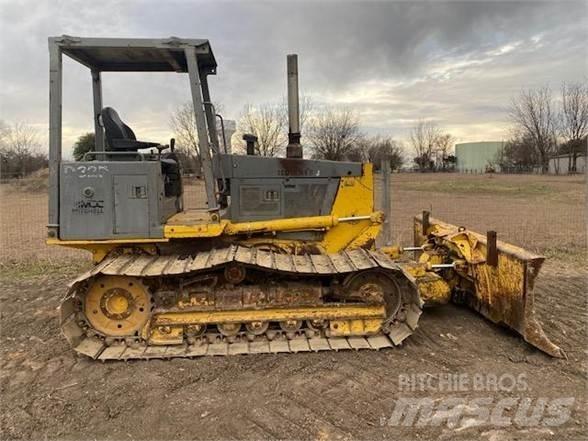 Komatsu D32P-1 Buldozer sobre oruga