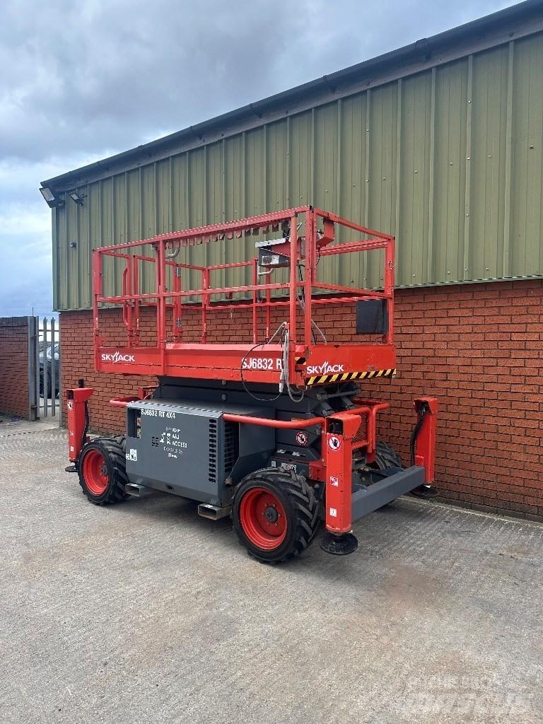 SkyJack SJ 6832 RT Plataformas tijera