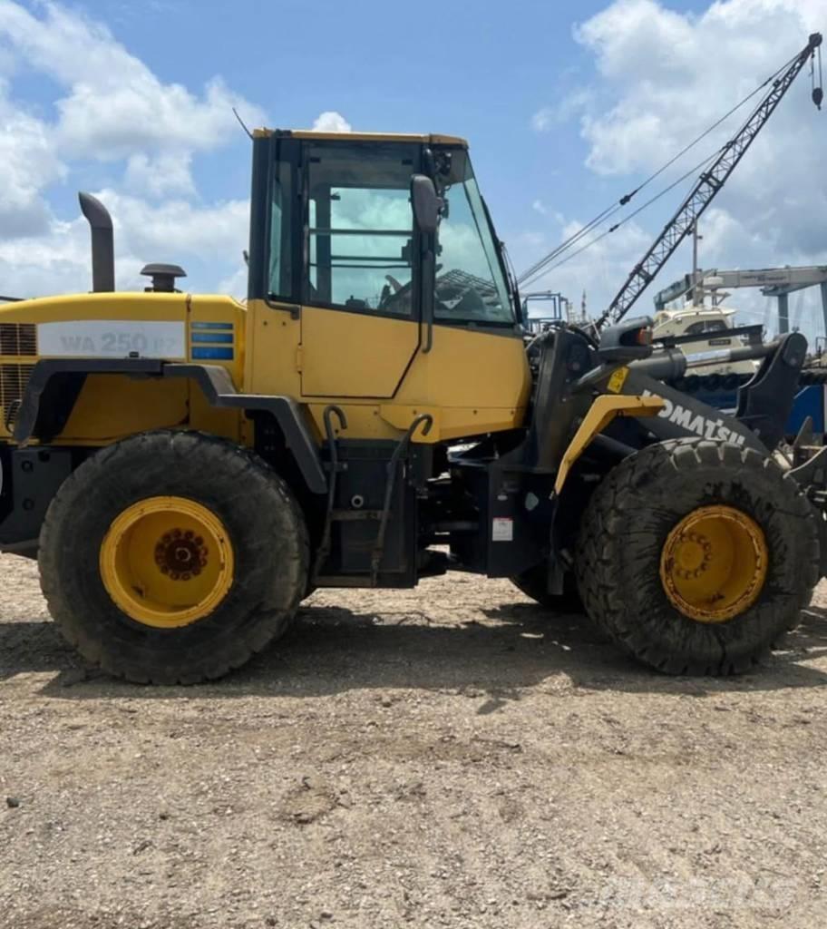 Komatsu WA 250 PZ-6 Cargadoras sobre ruedas