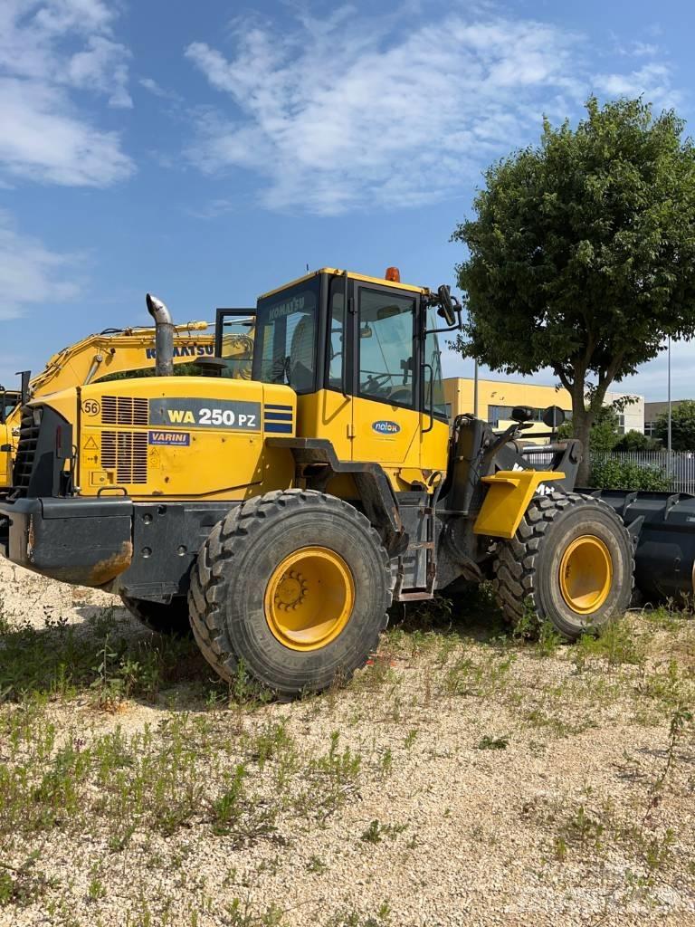 Komatsu WA 250 PZ-6 Cargadoras sobre ruedas