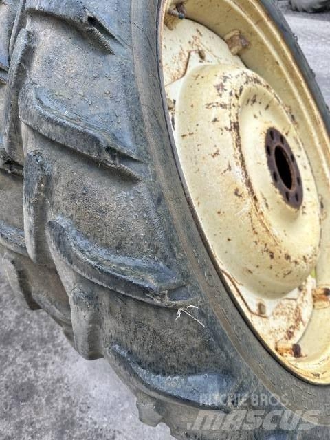 Dunlop 9.5R44 Neumáticos, ruedas y llantas