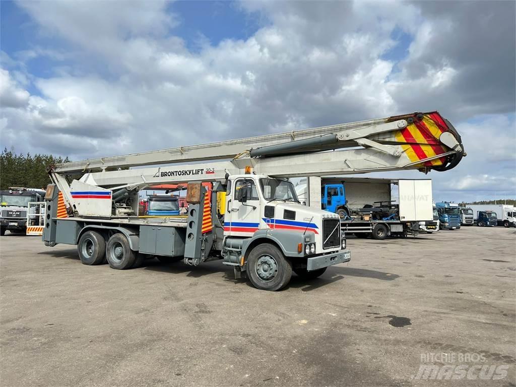 Volvo N12-1-V-6X2 Camiones grúa