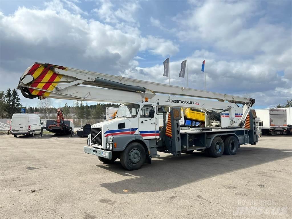 Volvo N12-1-V-6X2 Camiones grúa