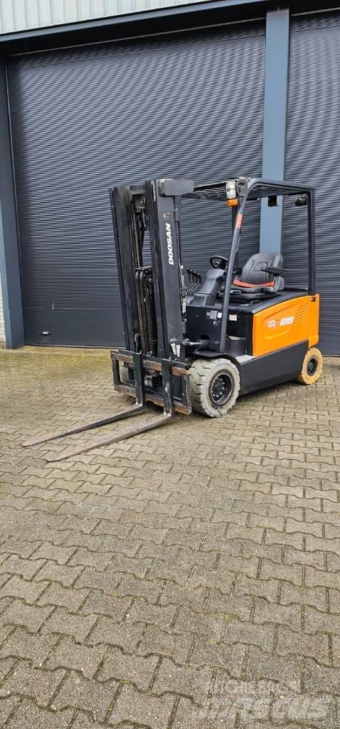 Doosan B 25 X-7 Carretillas de horquilla eléctrica