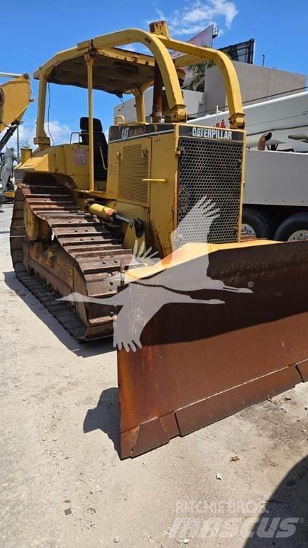 CAT D6M Buldozer sobre oruga