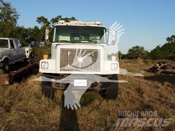 Volvo WG64 Camiones cisterna