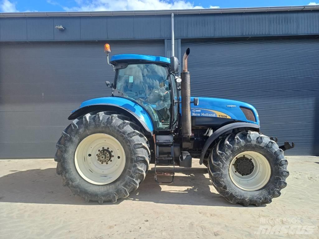 New Holland T7030AC Tractores