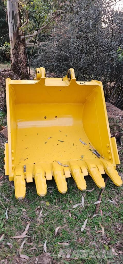 Komatsu PC210 Plataformas y cucharones