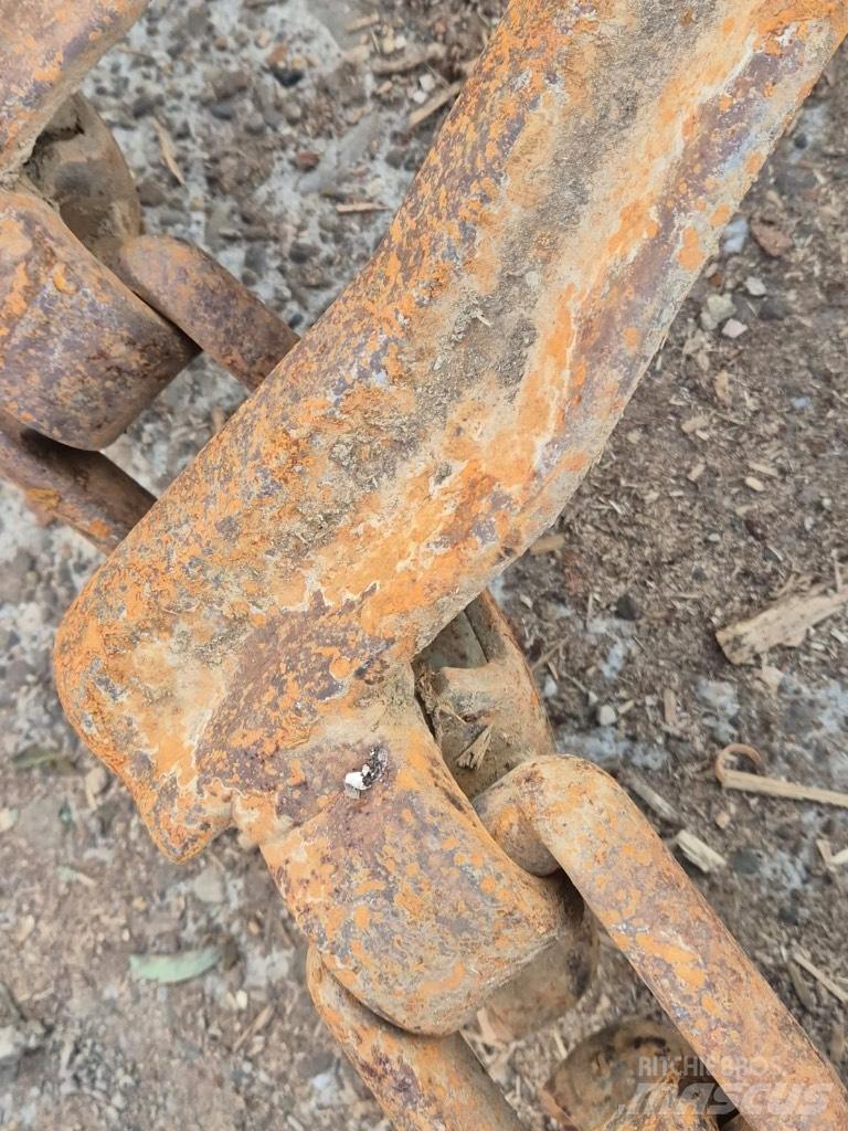 Clark S Cadenas, orugas y chasis