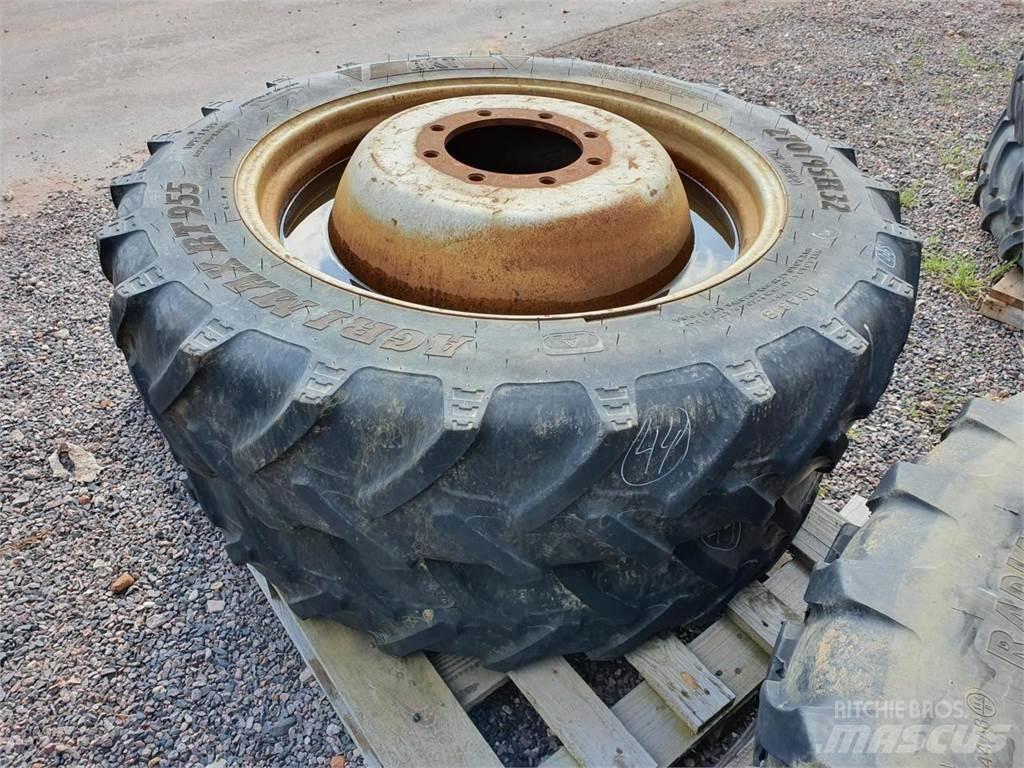 BKT 270/95R32 x2 Neumáticos, ruedas y llantas