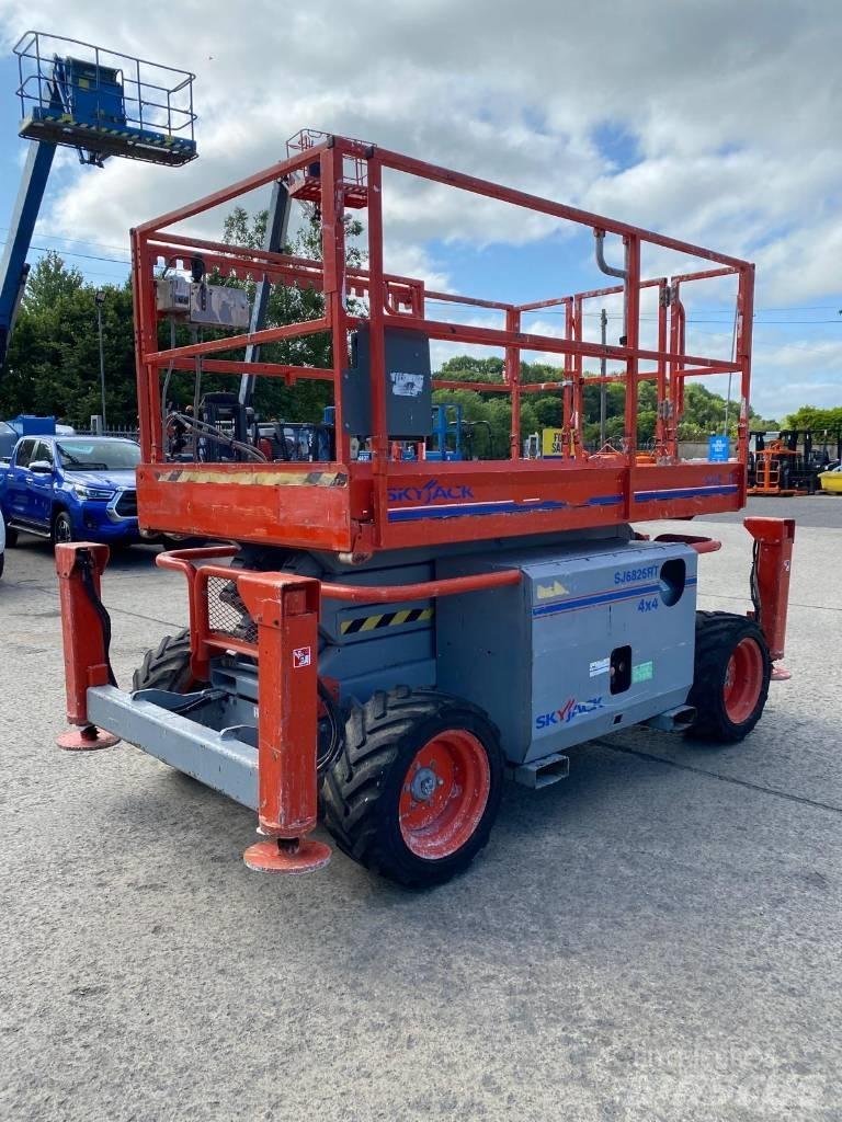 SkyJack SJ 6826 RT Plataformas tijera